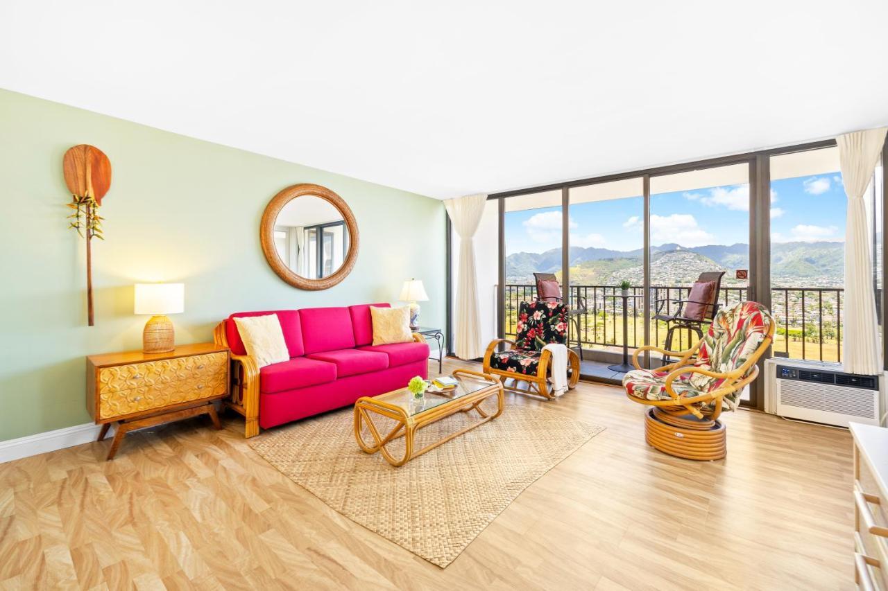 Beautiful Mountain Views & Steps To Waikiki Apartment