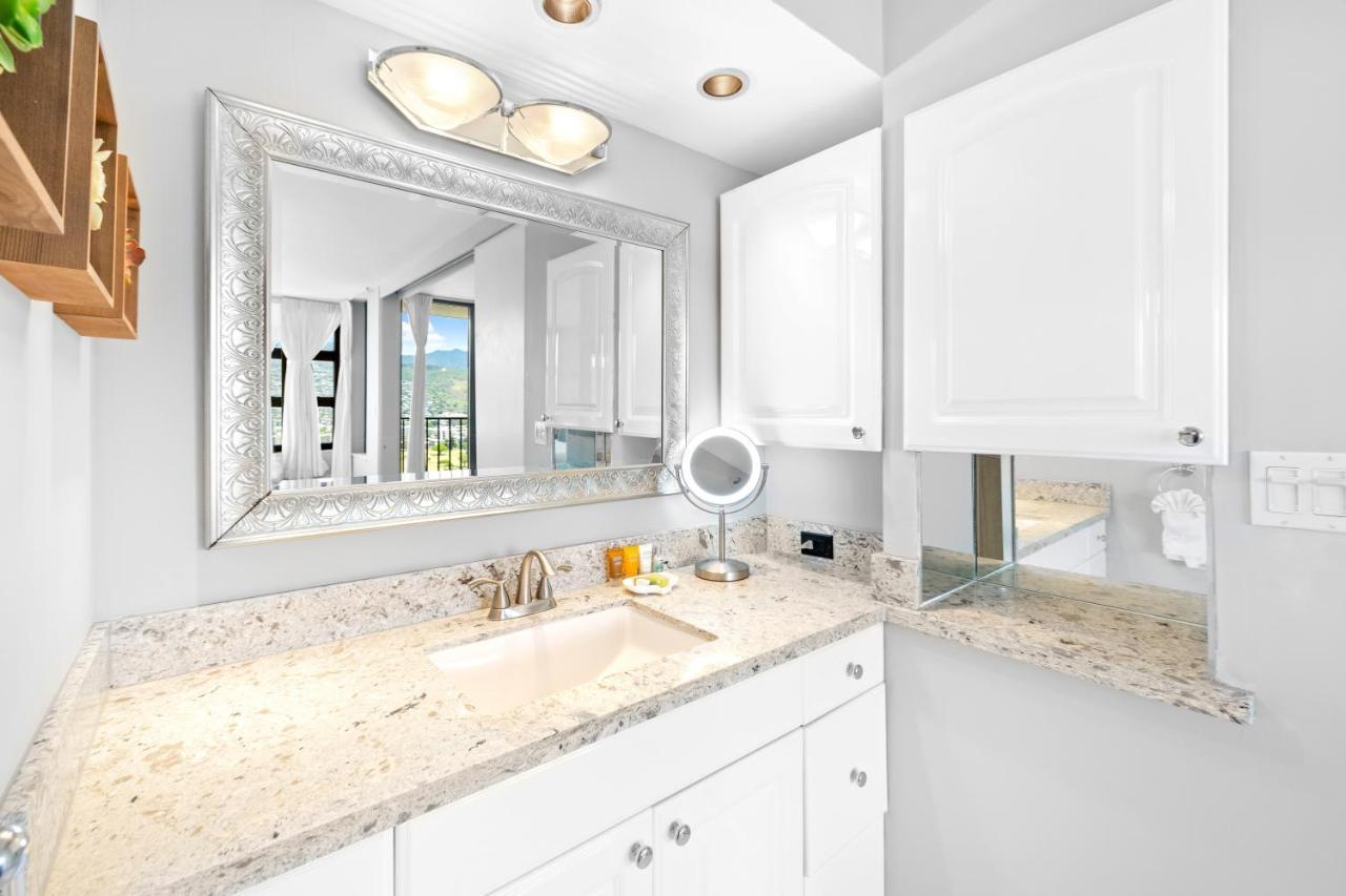 Beautiful Mountain Views & Steps To Waikiki Apartment *