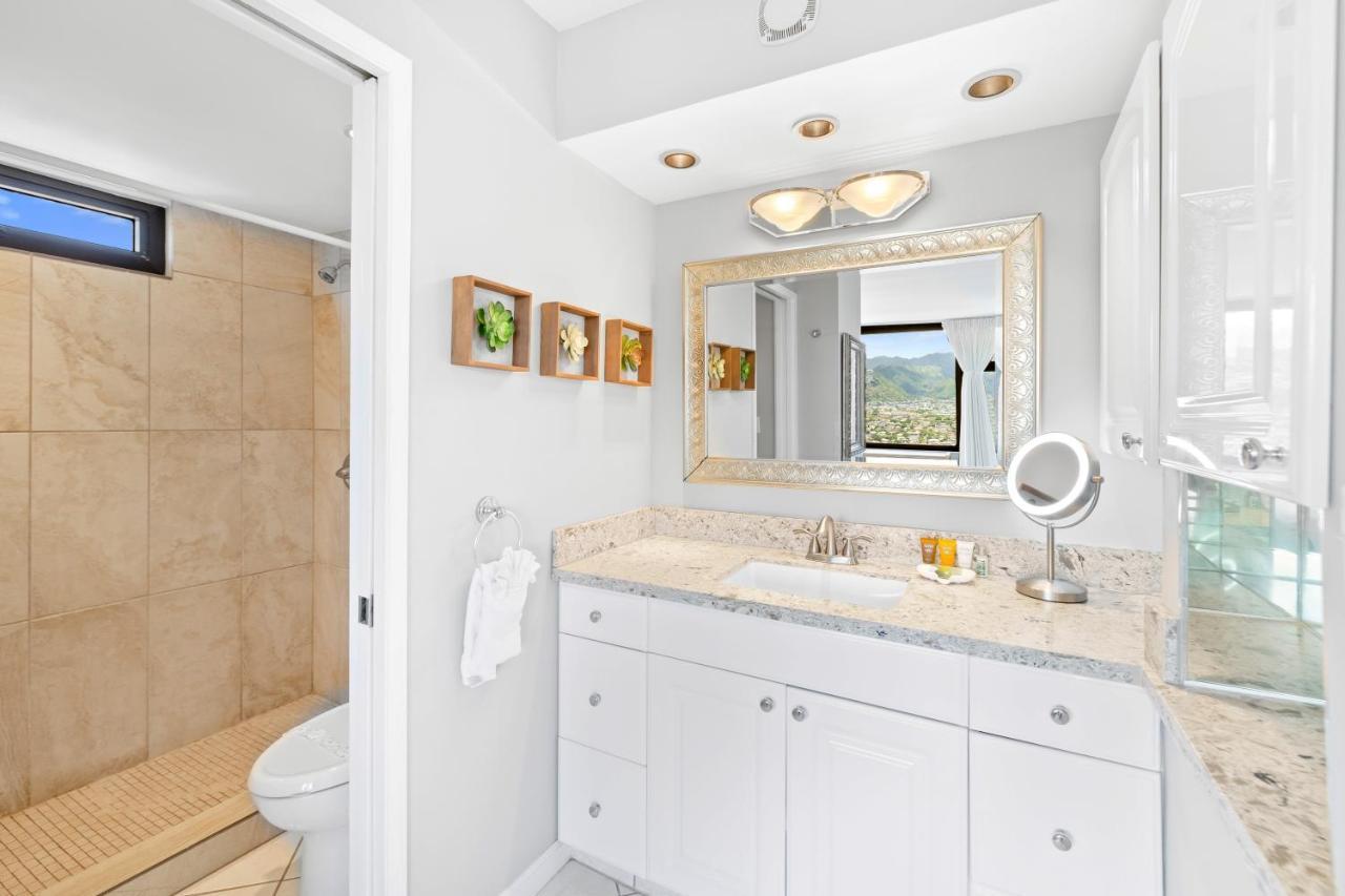 Beautiful Mountain Views & Steps To Waikiki Apartment Honolulu