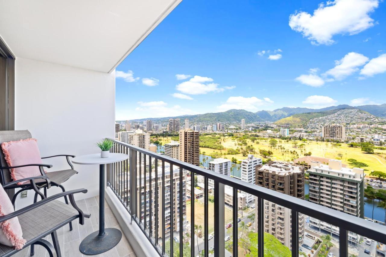 Beautiful Mountain Views & Steps To Waikiki Apartment