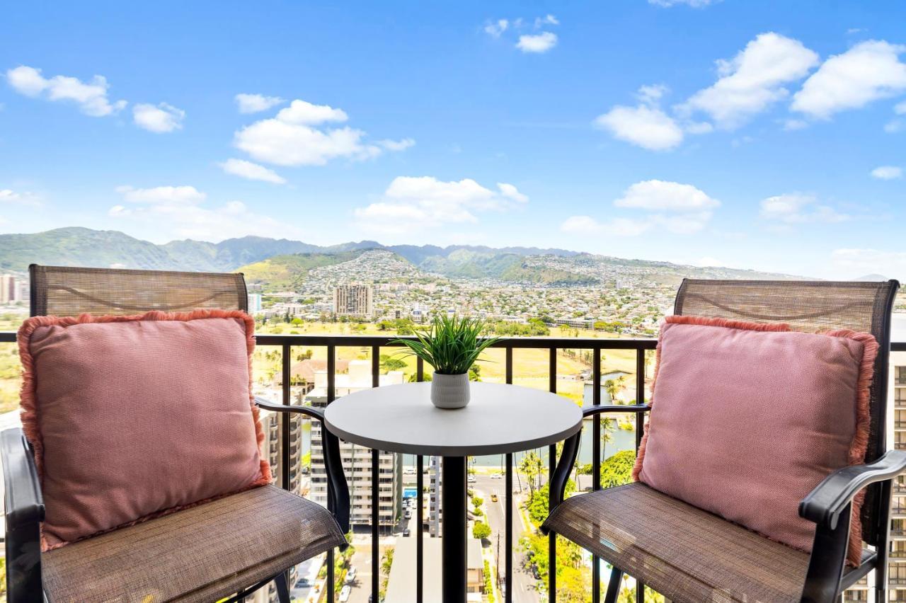 Beautiful Mountain Views & Steps To Waikiki Apartment Honolulu
