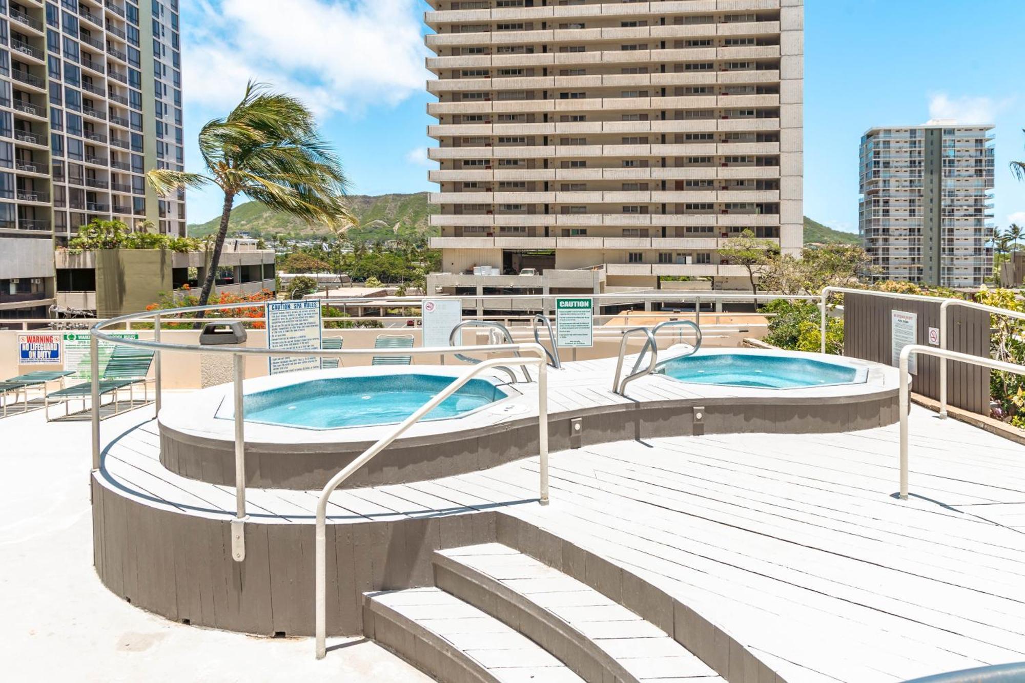 Beautiful Mountain Views & Steps To Waikiki Apartment