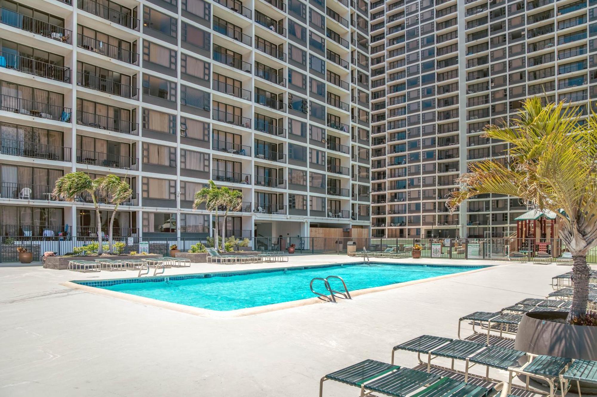 Beautiful Mountain Views & Steps To Waikiki Apartment