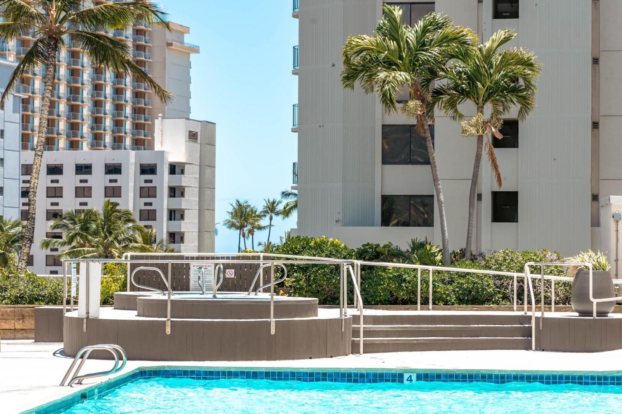 Beautiful Mountain Views & Steps To Waikiki Apartment