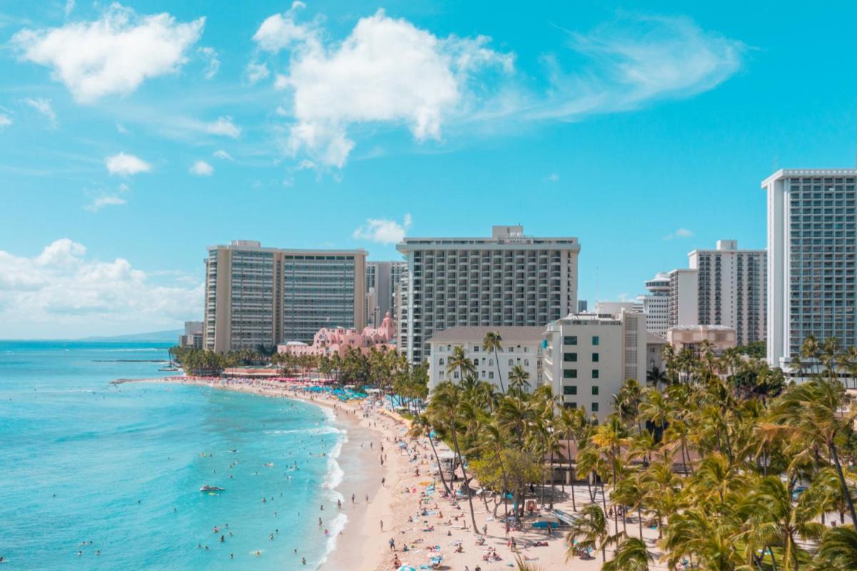 Beautiful Mountain Views & Steps To Waikiki Apartment