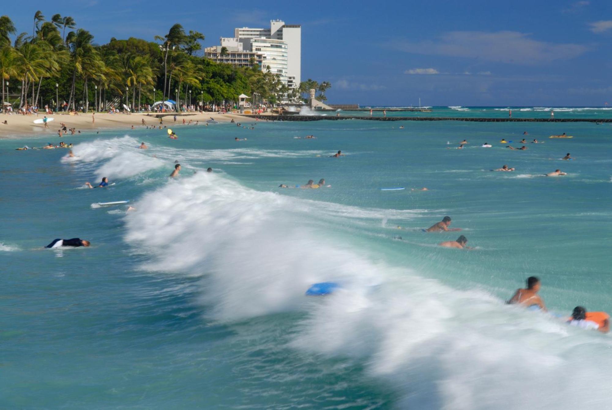 Beautiful Mountain Views & Steps To Waikiki Apartment *